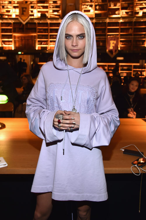 Cara Delevingne cubre su cabello blanco con una capucha