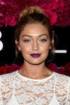 Gigi Hadid recoge su cabello en un moño alto texturizado