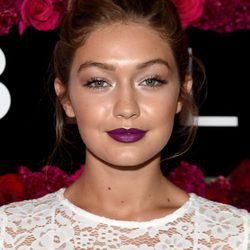 Gigi Hadid recoge su cabello en un moño alto texturizado