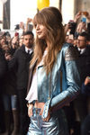 Gigi Hadid con un semi recogido y flequillo