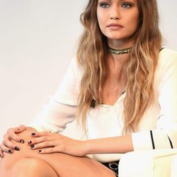 Gigi Hadid peina su cabello con ondas playeras
