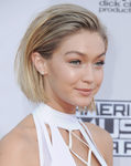 Gigi Hadid peina su bob hacia atrás