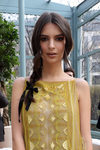 Emily Ratajkowski decora su trenza con un lazo negro
