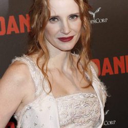 Jessica Chastain con mechones rizados a cada lado de la cara