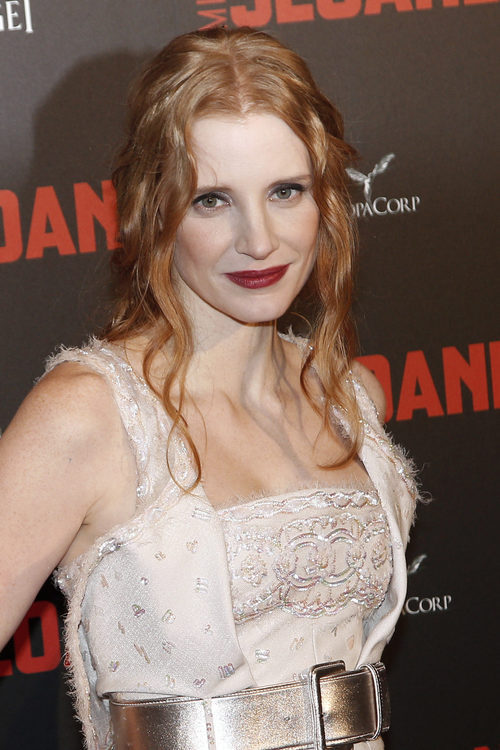 Jessica Chastain con mechones rizados a cada lado de la cara