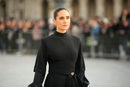 Jennifer Connelly apuesta por una sombra naranja para acudir al desfile de Vuitton