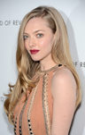 Amanda Seyfried parte su melena en un lateral y ondula su cabello