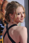 Amanda Seyfried recoge su cabello en un moño texturizado