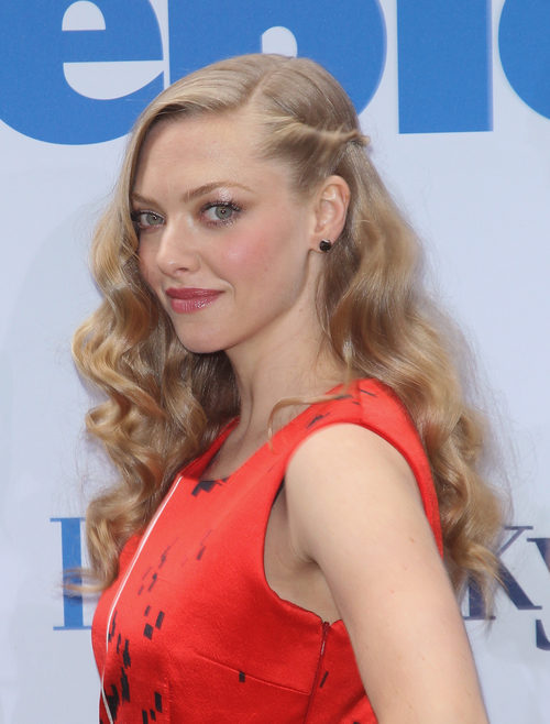 Amanda Seyfried opta por unas ondas elásticas recogidas en un lateral