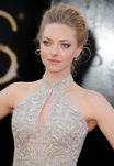 Amanda Seyfried opta por un recogido con textura