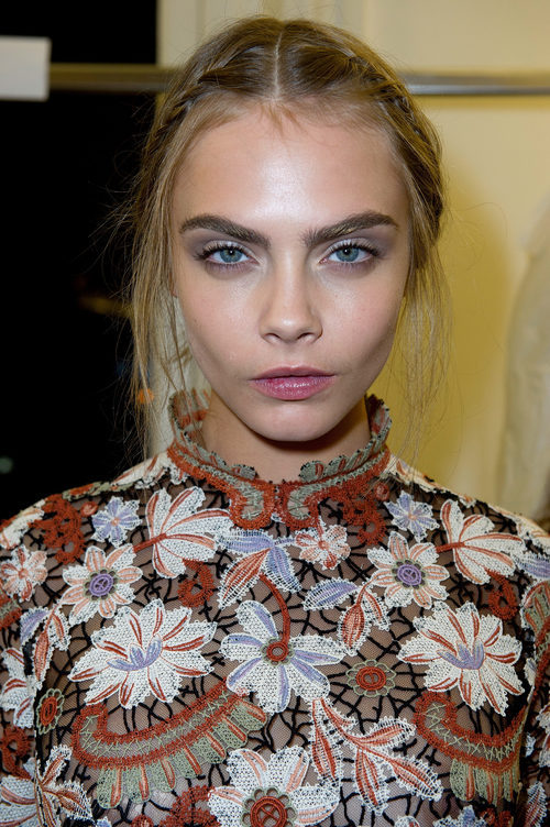 Cara Delevingne con un recogido despeinado de trenzas laterales