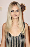 Cara Delevingne con el cabello rubio y liso