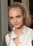 Cara Delevingne con una coleta alta despeinada
