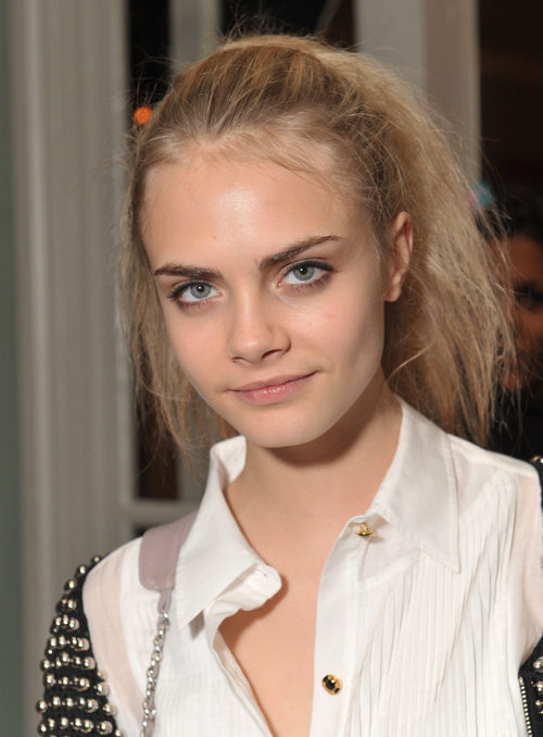 Cara Delevingne con una coleta alta despeinada