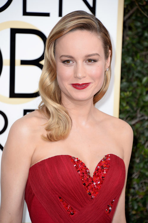 Brie Larson con ondas al estilo old Hollywood