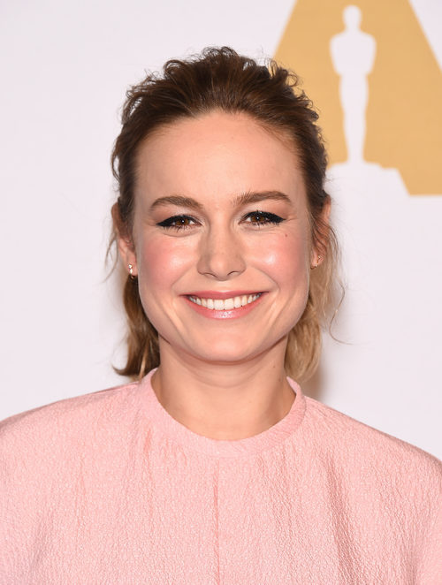 Brie Larson con coleta casual