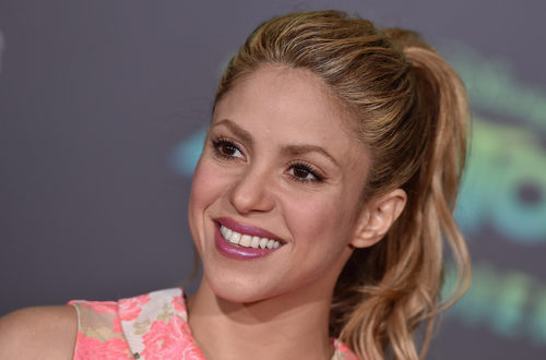 Shakira recoge sus ondas en una coleta alta