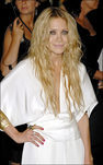 Mary-Kate Olsen con pelo ondulado