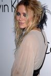 Mary-Kate Olsen con tocado de plumas
