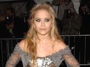 Mary-Kate Olsen luce un semirecogido con pelo ondulado