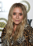 Mary-Kate Olsen con pelo ondulado y raya al medio