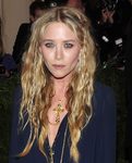 Mary-Kate Olsen con pequeñas trenzas por todo su pelo