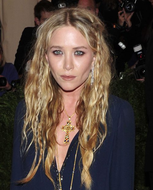 Mary-Kate Olsen con pequeñas trenzas por todo su pelo