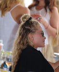 Mary-Kate Olsen luce un semirecogido con moño alto