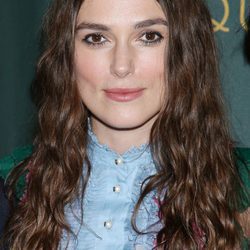 Keyra Knightley con melena ondulada y raya al medio