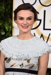 Keira Knightley con recogido y mechón enrollado