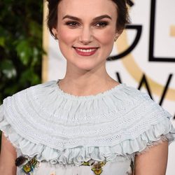Keira Knightley con recogido y mechón enrollado
