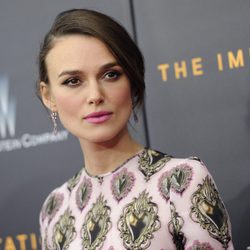 Keira Knightley con recogido y raya a un lado