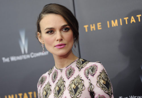 Keira Knightley con recogido y raya a un lado