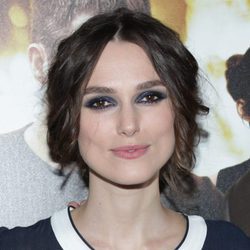 Keira Knightley con recogido y mechones ondulados