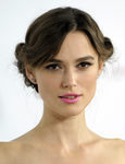 Keira Knightley luce un original recogido