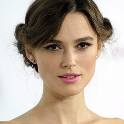 Keira Knightley luce un original recogido