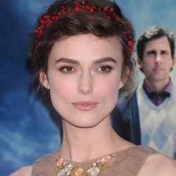 Keira Knightley con corona de flores roja