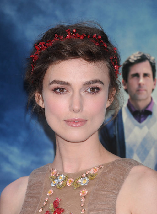 Keira Knightley con corona de flores roja