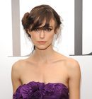 Keira Knightley con recogido y flequillo
