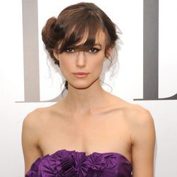 Keira Knightley con recogido y flequillo