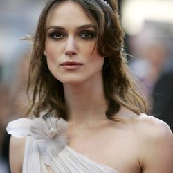 Keira Knightley luce un accesorio de pedrería en su pelo