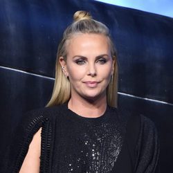 Charlize Theron con half-up bun