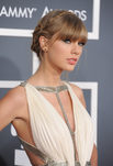 Taylor Swift con un peinado romántico de trenzas