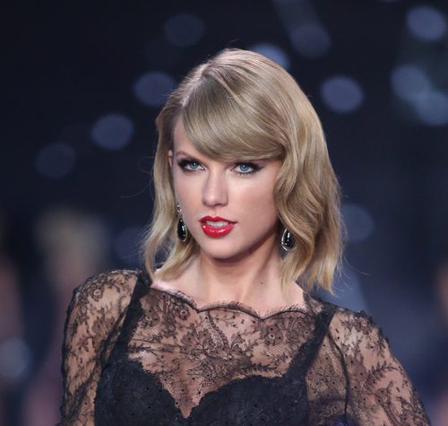 Taylor Swift con flequillo al lado