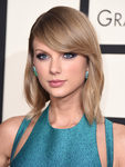 Taylor Swift con pelo liso y flequillo a un lado