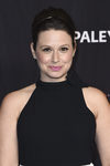 Katie Lowes luce un recogido con volumen