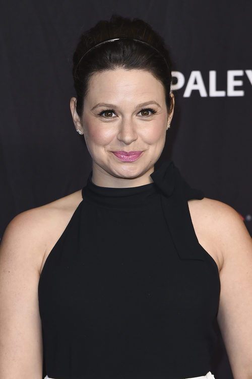 Katie Lowes luce un recogido con volumen