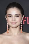 Selena Gómez con sombra de ojos en tonos anaranjados