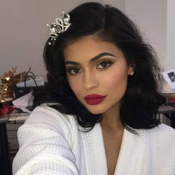 Kylie Jenner apuesta por un fucsia de acabado mate