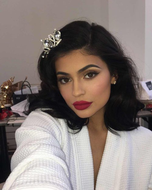 Kylie Jenner apuesta por un fucsia de acabado mate